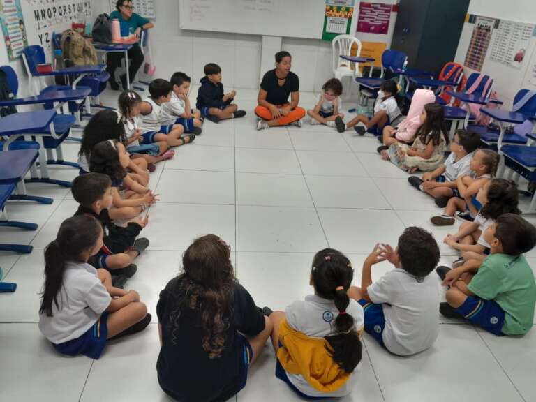 crianças do ensino fundamental anos iniciais na sala de aula