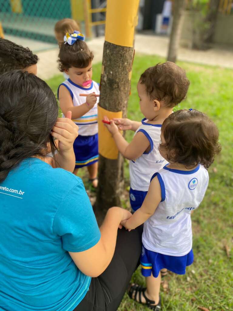 crianças em atividades lúdicas na escola