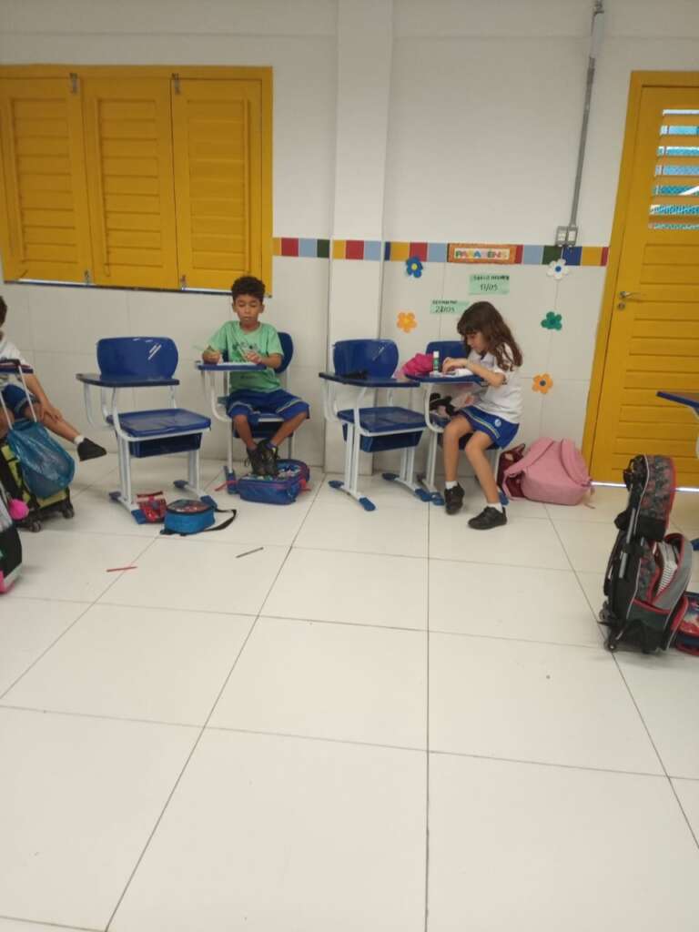 crianças na sala de aula estudando matematica