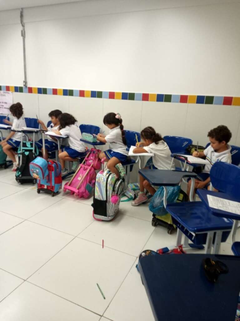 alunos do joviniano na sala de aula em reforço escolar