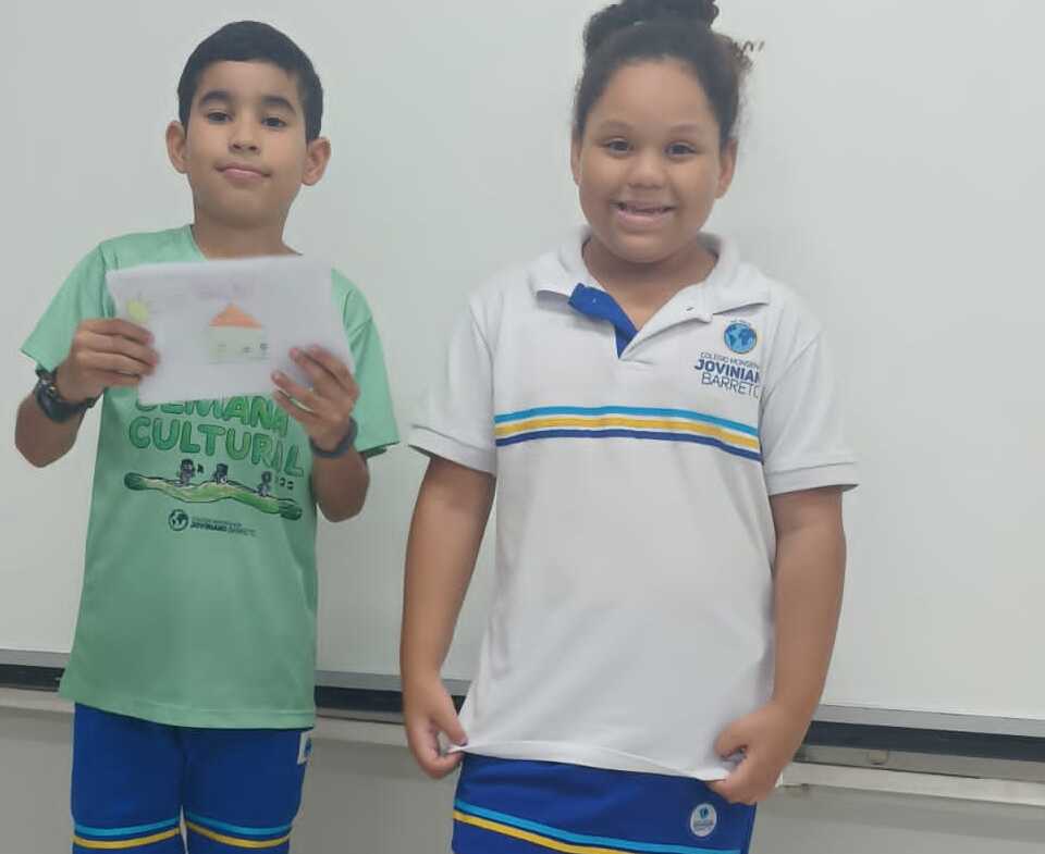 alunos apresentando a tarefa de casa na sala de aula