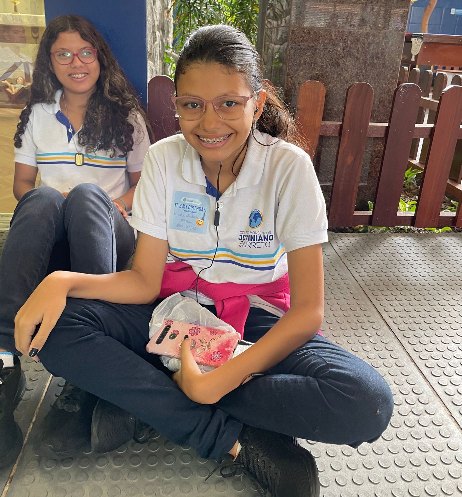 menina adolescente no patio da escola