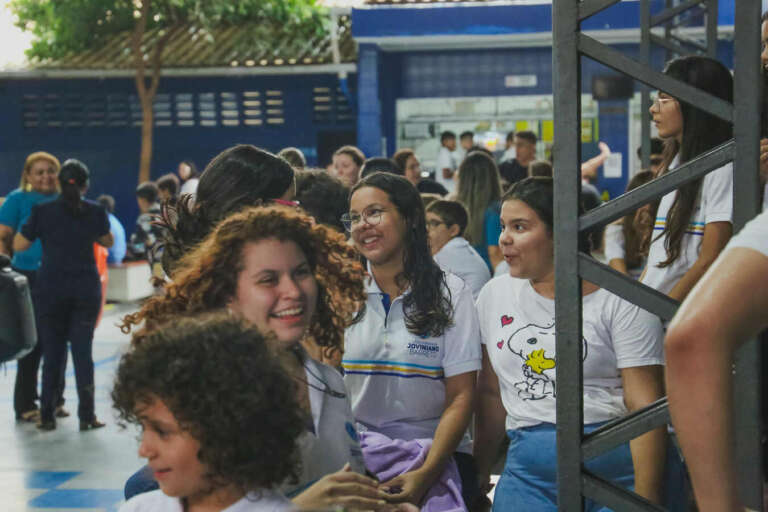 adolescentes em pátio da escola reencontrando os amigos