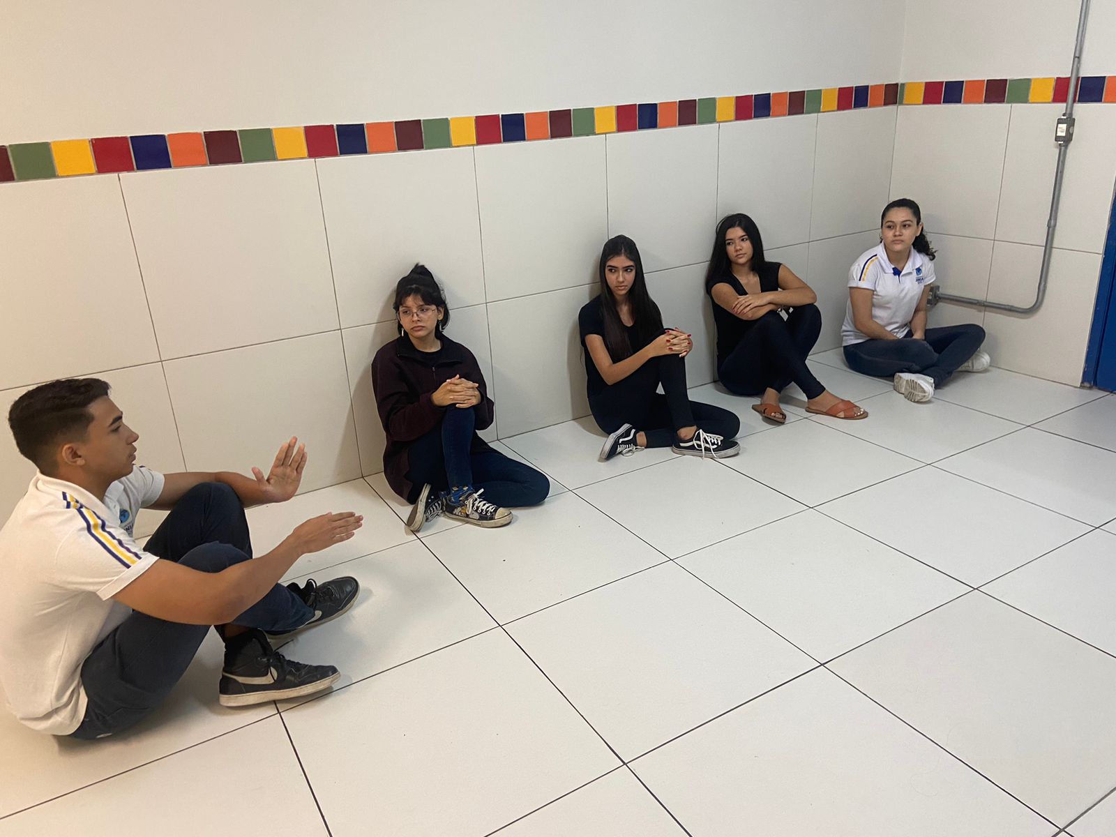 adolescentes em conversa