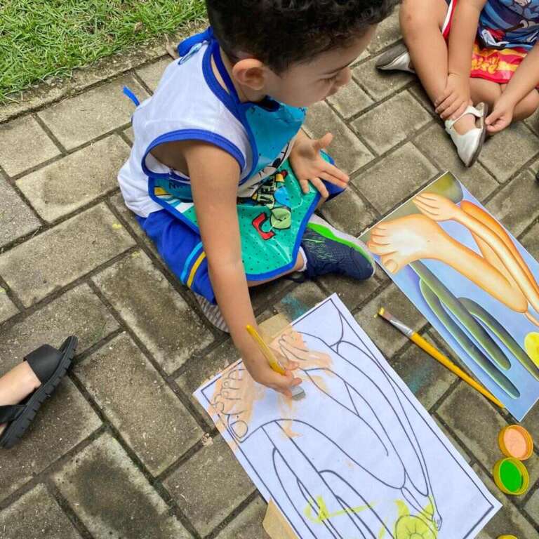 aluno da escola estimulando sua criatividade repintando uma obra de arte