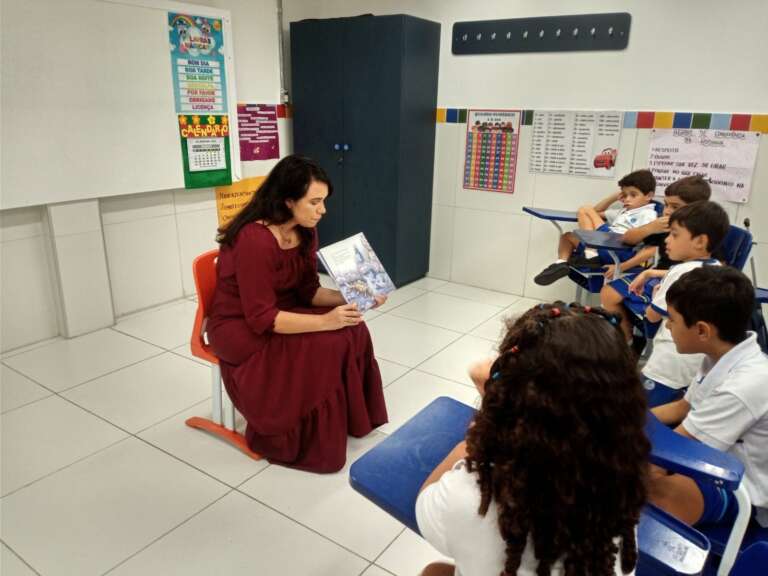 professora incentivando a leitura em adolescentes