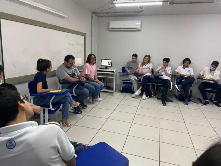 alunos participando de evento sobre profissões para ajudar a escolher o curso ideal