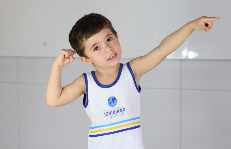 criança fazendo a pose do usain bolt na escola