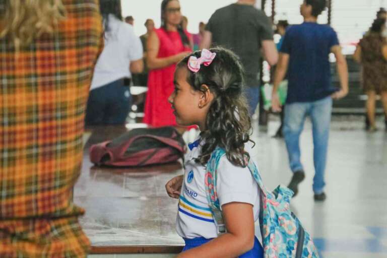 menina entrando na escola