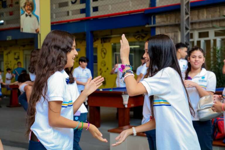 meninas brincando no pátio da escola