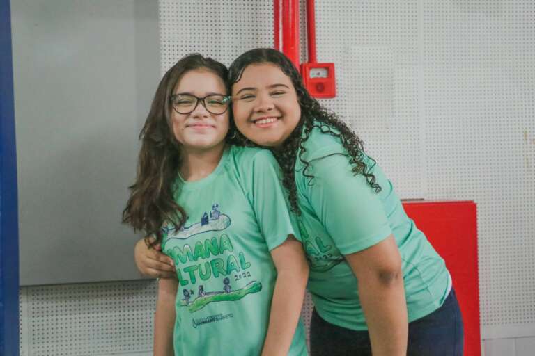 meninas da escola joviniano barreto sorrindo para a foto