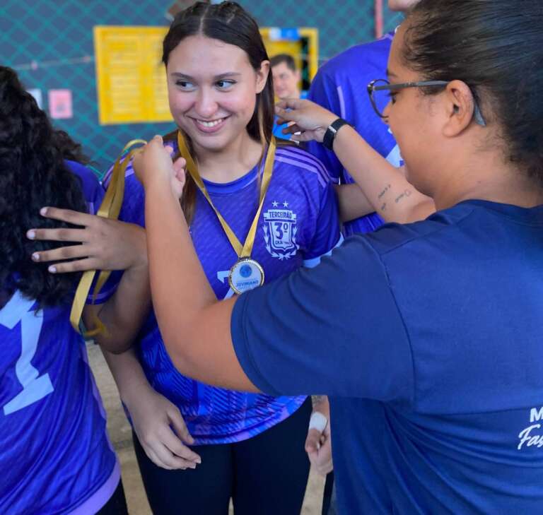 aluna do joviniano ganhando medalha de estudo