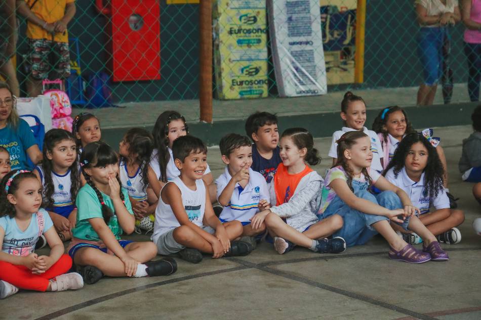 crianças na adaptação na escola no primeiro dia de aula