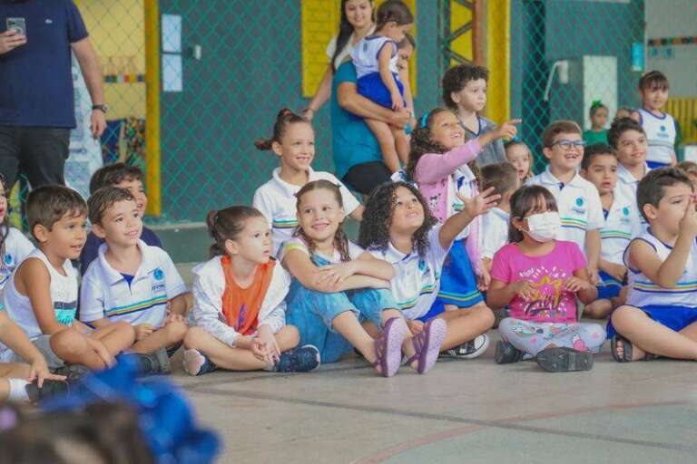 crianças pequenas numa aula de educação financeira na infancia