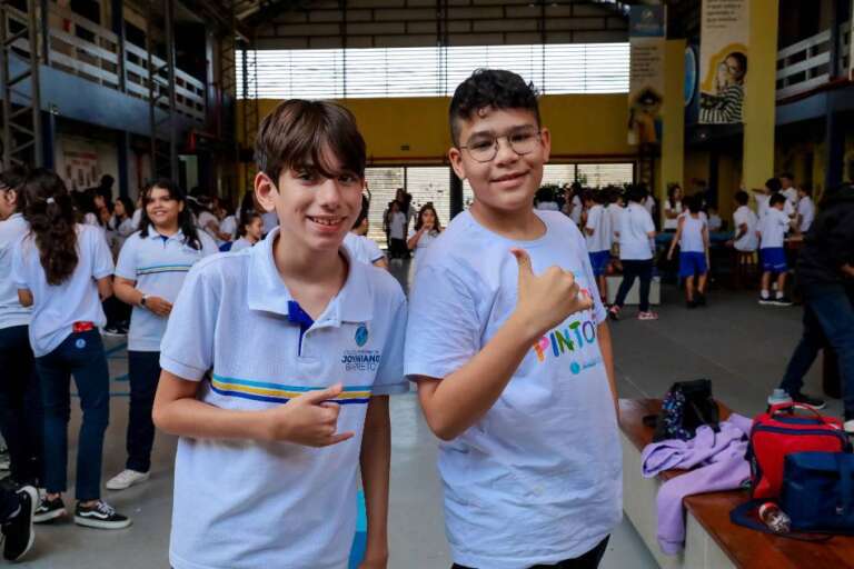 meninos no joviniano barreto fazendo sinal de positivo