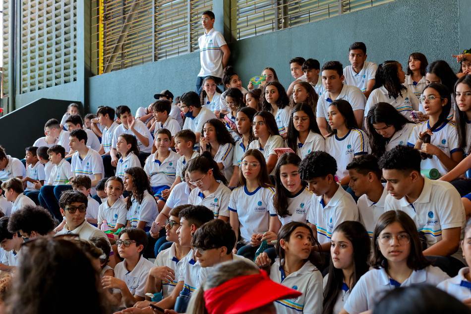 alunos no projeto de ciência da escola joviniano barreto